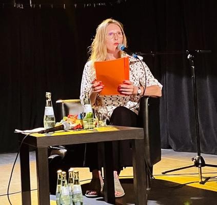 Preisträgerin Sofie Morin bei einer Lesung.