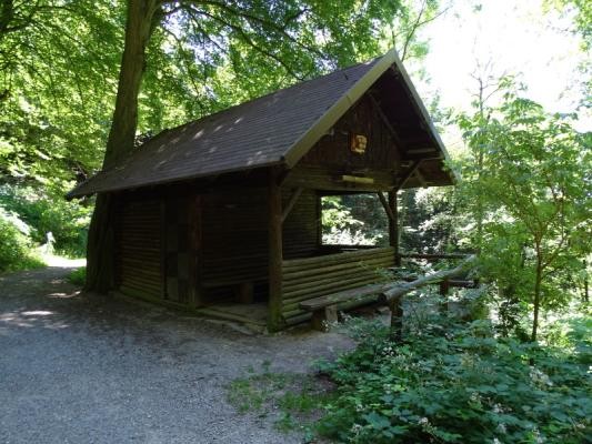 Hellenbachütte, geschlossene Hütte mit Vordach uns Sitzgelegenheit