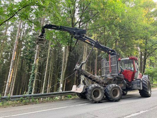  Forstspezialschlepper im Wald