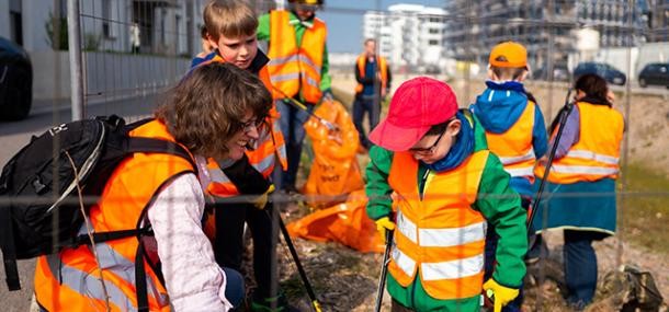 Kinder helfen mit beim Frühjahrsputz.