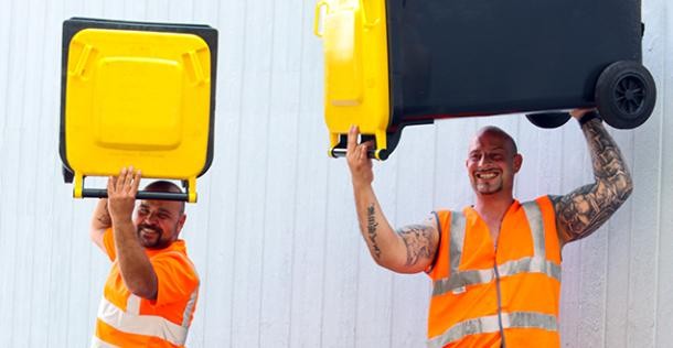 Zwei Mitarbeiter der Heidelberger Müllabfuhr mit Gelben Tonnen.
