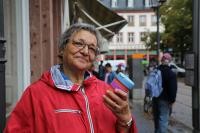 Karin mit dem Kaffeebecher am Uniplatz. (Foto: Stadt Heidelberg)
