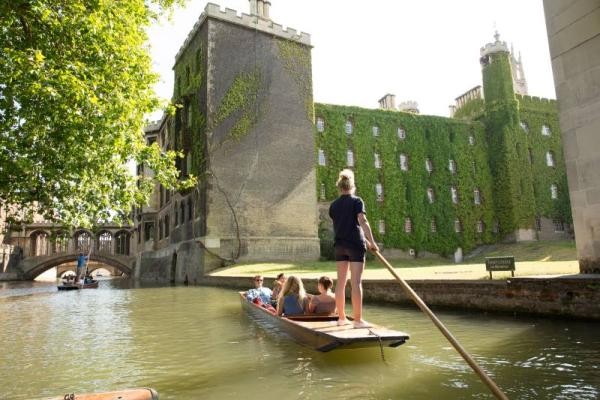 Cambridge Stocherkahnfahrt entlang des St. John's College (Foto: Iain Lewis/ www.visitcambridge.org)