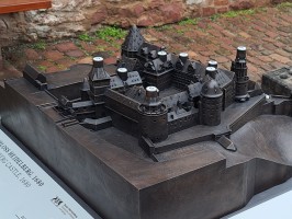 Tastmodell des Heidelberger Schlosses aus Bronze (Foto: Schlossverwaltung Heidelberg) Ein kleines Modell des Heidelberger Schlosses zum Anfassen mit Brailleschrift steht im Innenhof des Schlosses.
