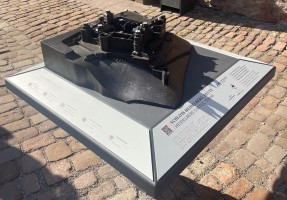 Tastmodell des Heidelberger Schlosses aus Bronze (Foto: Schlossverwaltung Heidelberg) Ein kleines Modell des Heidelberger Schlosses zum Anfassen mit Brailleschrift steht im Innenhof des Schlosses.