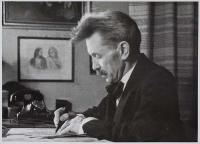 Der schreibende Hermann Maas in seinem Arbeitszimmer Ende der 1930er / Anfang der 1940er Jahre. (Foto: Stadtarchiv Heidelberg)