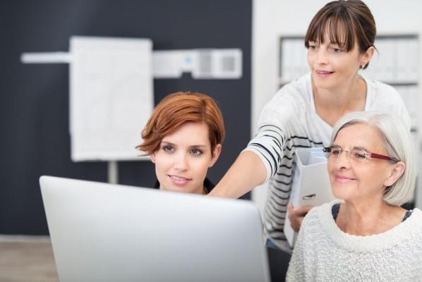 Drei Frauen vor Laptop (Foto: shutterstock) Drei Frauen vor Laptop (Foto: shutterstock)