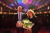 Achim Fischer, Leiter des Amts für Presse- und Öffentlichkeitsarbeit, mit Daniela Wallburg, Leiterin Abteilung Cross Media, nach der Preisverleihung im Berliner Admiralspalast. (Foto: Quadriga Media / Julia Nimke)