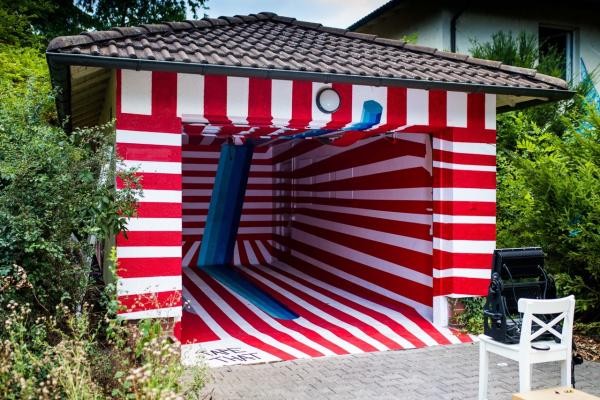 Eine Garage wurde innen und außen mit einem roten und weißen Streifenmuster bemalt. (Foto: IBA/Dittmer)