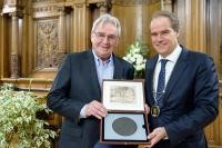 Oberbürgermeister Dr. Eckart Würzner (rechts) überreichte Jakob Köllhofer die Bürgermedaille. (Foto: Rothe)