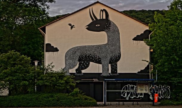 Bürgerportal Dashboard Eine großes Graffiti eines Fabelwesen an einer Hauswand in der Heidelberger Südstadt ist zu sehen