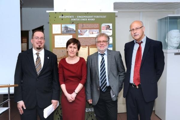 Von links nach rechts: Generaldirektor Prof. Dr. István Kenyeres, Dr. Katalin Toma (beide Stadtarchiv Budapest), Prof. Dr. Walter Mühlhausen, Dr. Peter Blum (Foto: Friederike Hentschel)