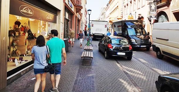 Verkehr in der Hauptstraße vor 11 Uhr (Foto: Großkinsky)