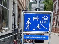 Altstadt Theaterstraße: Verkehrszeichen 325.1 wurde gereinigt. (Foto: Stadt Heidelberg) Altstadt Theaterstraße: Verkehrszeichen 325.1 wurde gereinigt. (Foto: Stadt Heidelberg)