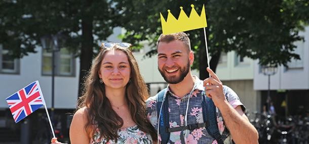 Der Countdown läuft: Mit einem „Herzlich Willkommen in Germany!“ wollen Laura und Luca das Herzogspaar William und Kate am 20. Juli in Heidelberg willkommen heißen. (Foto: Stadt Heidelberg) Laura und Luca heißen das Herzogspaar William und Kate am 20. Juli in Heidelberg willkommen.