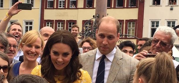 Das royale Paar wird auf dem Marktplatz von einer großen Menschengruppe empfangen 