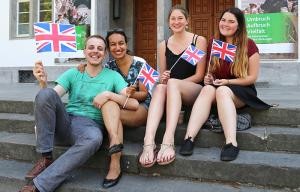 Sie alle freuen sich schon auf den royalen Besuch: René, Anna, Ricarda und Franziska (v.l.n.r.) studieren in Heidelberg und haben gute Chancen, am 20. Juli einen Blick auf das Herzogspaar William und Kate zu erhaschen: „Ich studiere Anglistik und mein Seminar fällt wegen des hoheitlichen Besuchs an dem Tag aus, damit wir Studierenden das Paar begrüßen können“, erzählt Anna. (Foto: Stadt Heidelberg)