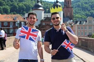 Sie können es kaum erwarten: Mit einem großen „Welcome in Heidelberg!“ wollen Ahmad und Mohanad Herzog William und Herzogin Kate am 20. Juli in Heidelberg willkommen heißen. (Foto: Stadt Heidelberg)