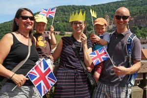 „Welcome William and Kate!“: Pure Vorfreunde auf den Besuch des Herzogspaars am 20. Juli herrscht bei Familie Blouch. Die Brüder Harrison und Isaac sind jetzt schon riesige Fans und kommen da ganz nach Mama Erica (Mitte). (Foto: Stadt Heidelberg)