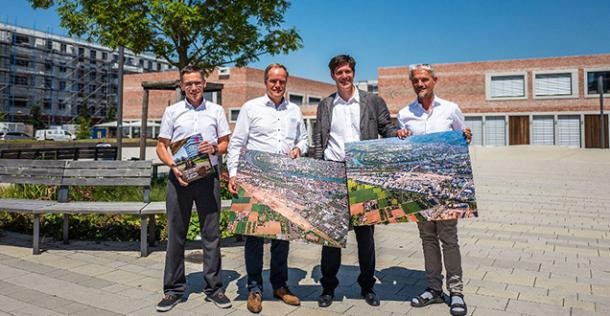 Menschen mit Bildern von der Bahnstadt (Foto: Dittmer)