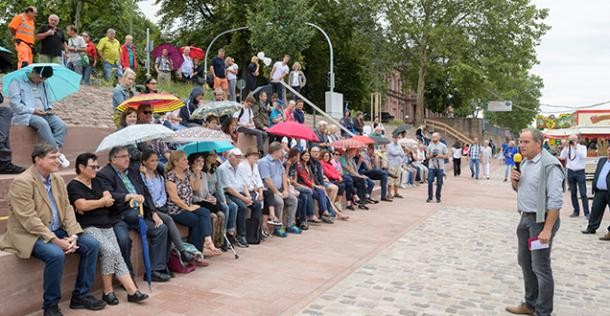 Menschen sitzen auf Stufen (Foto: Rothe)