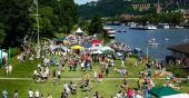 Viele Menschen und Sonnenschirme am Fluss (Foto: Fülop)