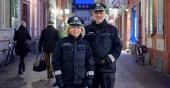 Eine Frau und ein Mann stehen abends in einer Gasse in der Altstadt. Sie haben eine blaue Uniform an (Foto: Rothe)