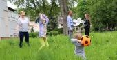 Spielende Kinder im Grünen (Foto: Stadt Heidelberg)