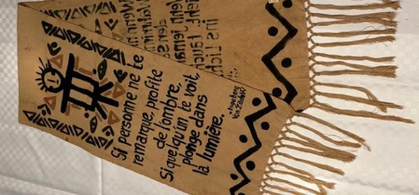 Ein "Literaturschal" mit einem der französischen Übertragung eines Gedichts von Ingeborg von Zadow. (Foto: UCL HD)