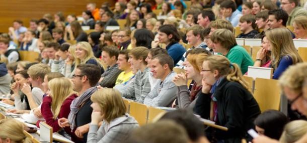 Studierende im Hörsaal.