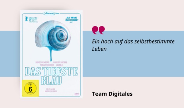 Medientipp Mai, Cover Das tiefste Blau (Grafik: Canva, Stadtbücherei Heidelberg) Grafik mit Cover, Teasertext und Bild der Person, die den Medientipp abgibt