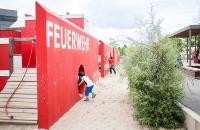 Auf dem Kinderspielplatz „Feuerwehr“ in der Bahnstadt können Kinder von zwei bis 14 Jahren entlang eines linearen Bewegungsparcours in Form eines Feuerwehrautos spielen.