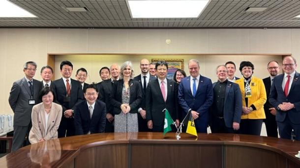 2023_Kummamoto_Gruppenbild. Foto: Stadt_Heidelberg Die Heidelberger Delegation um Oberbürgermeister Prof. Dr. Eckart Würzner beim Treffen mit Kumamotos Oberbürgermeister Kazufumi Onishi (Mitte) sowie Stadträtinnen und Stadträten.