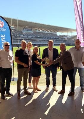 Delegation beim Besuch im Rugby-Stadion. Foto: Stadt Heidelberg