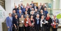 Oberbürgermeister Prof. Dr. Eckart Würzner (vorne links) ehrte verdiente Heidelbergerinnen und Heidelberger mit der Bürgerplakette der Stadt Heidelberg. (Foto: Rothe)