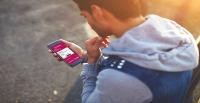 W-LAN nutzt man zum Beispiel mit dem Smart-phone (Foto: Shutterstock, Gaudilab) W-LAN nutzt man zum Beispiel mit dem Smart-phone (Foto: Shutterstock, Gaudilab)