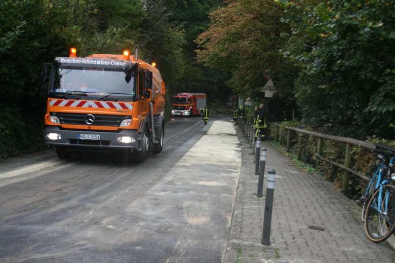 Fahrbahn wird mit der Kehrmaschine gereinigt (Foto: Berufsfeuerwehr Heidelberg)