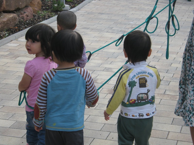 Die Kinder werden mit Hilfe der Leine zum Sammelplatz (Foto:EMBL)