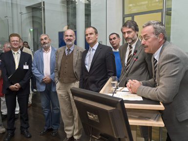 Gespannt verfolgt im Rathaus Oberbürgermeister Dr. Eckart Würzner (Mitte) mit den Bürgermeistern Wolfgang Erichson, Prof. Dr. Raban von der Malsburg und Dr. Joachim Gerner (von links) die Bekanntgabe der Ergebnisse durch Joachim Hahn vom Amt für Stadtentwicklung und Statistik. (Foto: Rothe) Gespannt verfolgt im Rathaus Oberbürgermeister Dr. Eckart Würzner (Mitte) mit den Bürgermeistern Wolfgang Erichson, Prof. Dr. Raban von der Malsburg und Dr. Joachim Gerner (von links) die Bekanntgabe der Ergebnisse durch Joachim Hahn vom Amt für Stadtentwicklung und Statistik. (Foto: Rothe)