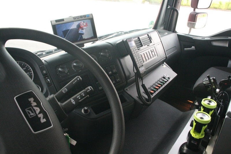 Blick in das Fahrerhaus mit Rückfahrkamera Berusfeuerwehr Heidelberg)