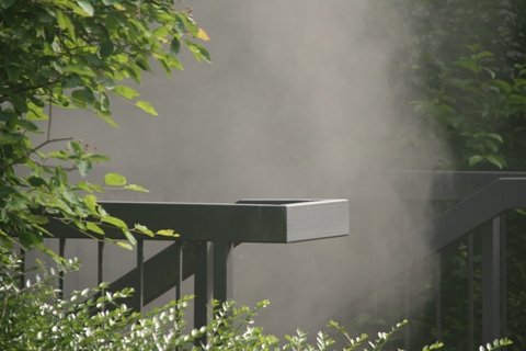 Rauch steigt aus dem Kellerabgang Im Eichwald, Boxberg Heidelberg, nach oben (Foto: Berufsfeuerwehr Heidelberg)