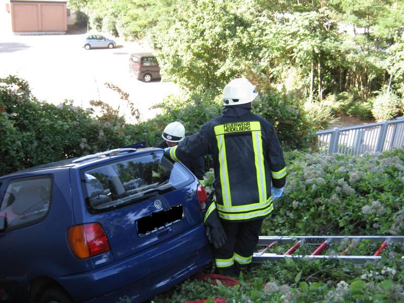Der PKW wird von der Feuerwehr gegen weiteres Abrutschen abgesichert ( Foto: Berufsfeuerwehr Heidelberg)