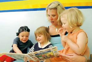 Erzieherin beim Vorlesen (Foto: Dorn) Erzieherin beim Vorlesen (Foto: Dorn)
