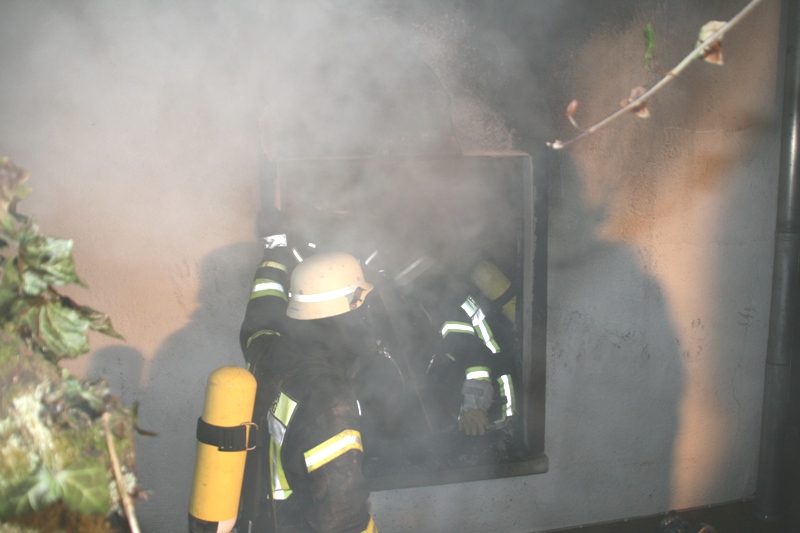 Die Wohnung in Handschuhsheim wird durch ein Fenster betreten ( Foto: Berufsfeuerwehr Heidelberg)