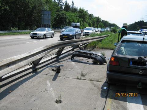 Blick auf die zerstörte Leitplanke (Foto: Berufsfeuerwehr Heidelberg)