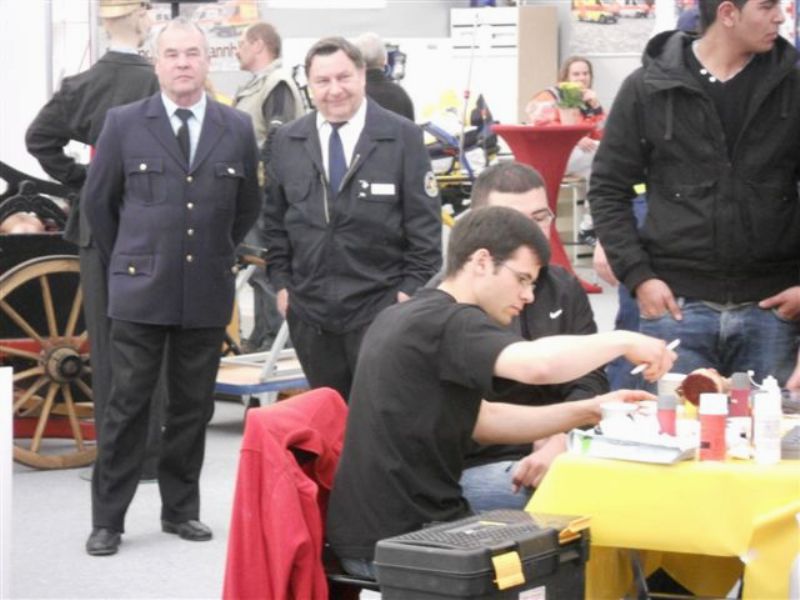 Stadtbrandmeister A.Eppinger und Ausbildungsleiter F.Hormuth auf dem Maimarktstand ( Foto: Berufsfeuerwehr Heidelberg)