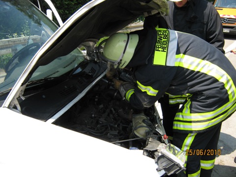 Batterie wird vom Unfallfahrzeug abgeklemmt (Foto: Berufsfeuerwehr Heidelberg)