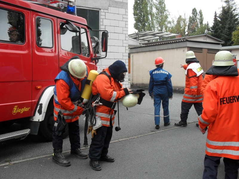Einsatztrupp macht sich fertig (Foto: Feuerwehr Heidelberg)