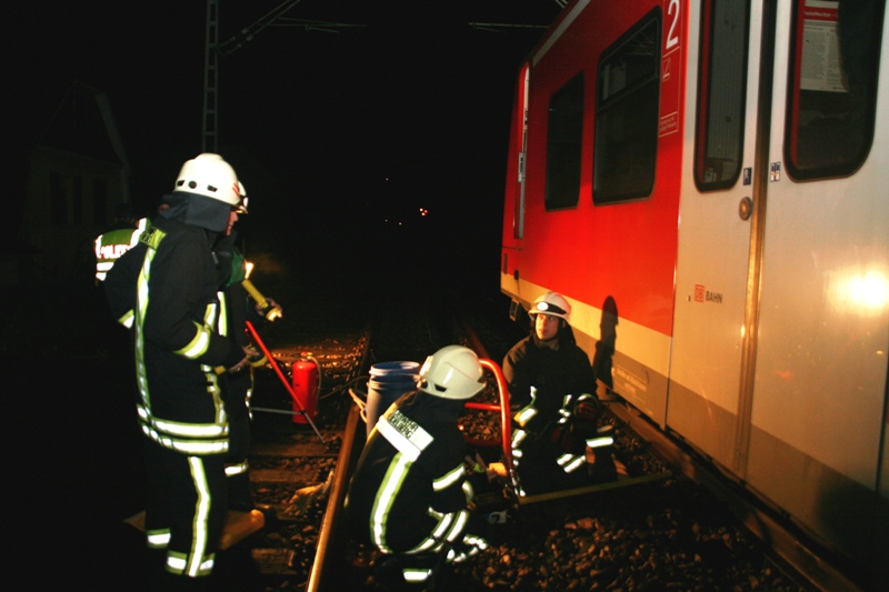 Die Feuerwehr leitet die ersten Maßnahmen ein (Foto: Berufsfeuerwehr Heidelberg)
