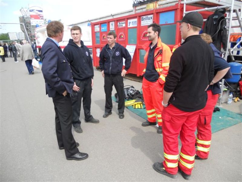 Kollegen bei der Vorbereitung zum Übungstauchen ( Foto: Berufsfeuerwehr Heidelberg)